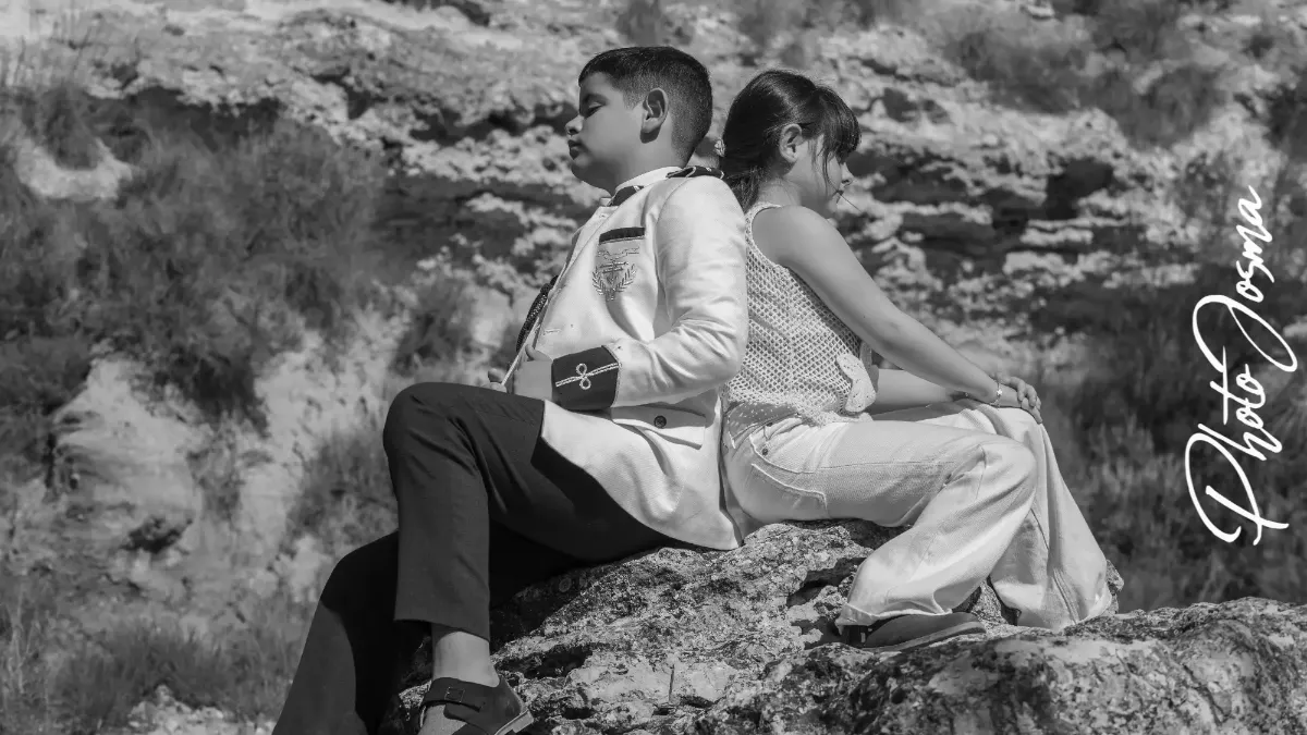 Retrato infantil de comunión | Fotógrafo en Almería y Granada Fotógrafo de eventos en Almería; retrato de niña vestida de comunión con expresión serena en exteriores