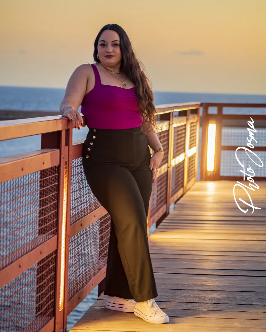 Fotógrafo Almería Granada - Retrato Individual Elegante en el Cable Inglés con Naturalidad Fotógrafo de Retratos Naturales en Almería y Granada - Retrato individual elegante en el Cable Inglés de noche, con estilo natural y espontáneo