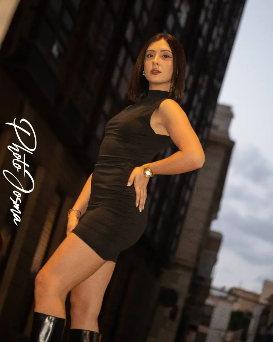 Retrato individual empoderado | Fotógrafo en Almería y Granada Fotógrafo de retratos en Almería; modelo con vestido negro y actitud empoderada en sesión urbana