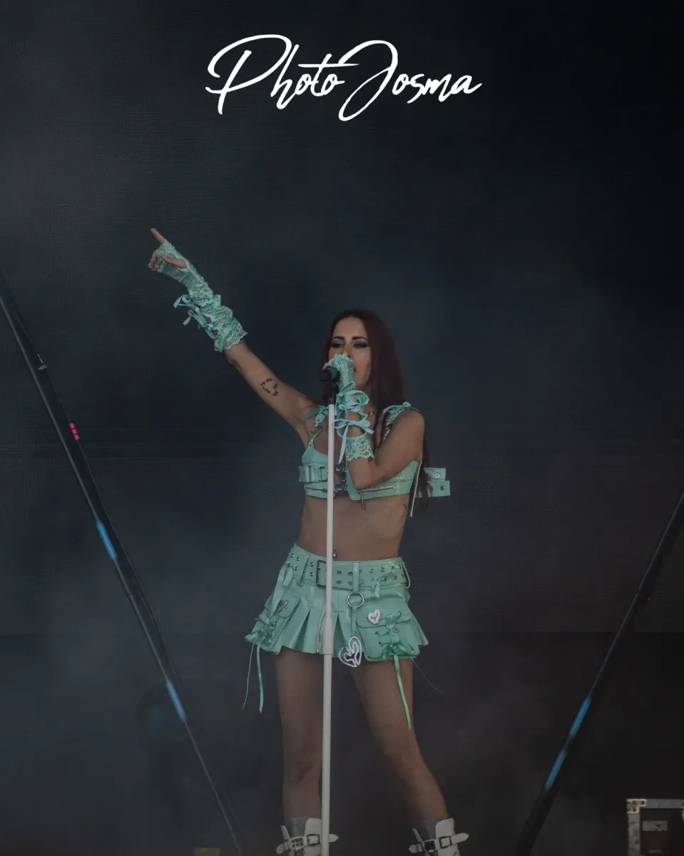 Artista en concierto con luz dramática y enfoque en el rostro. Artista en concierto con luz dramática y enfoque en el rostro.