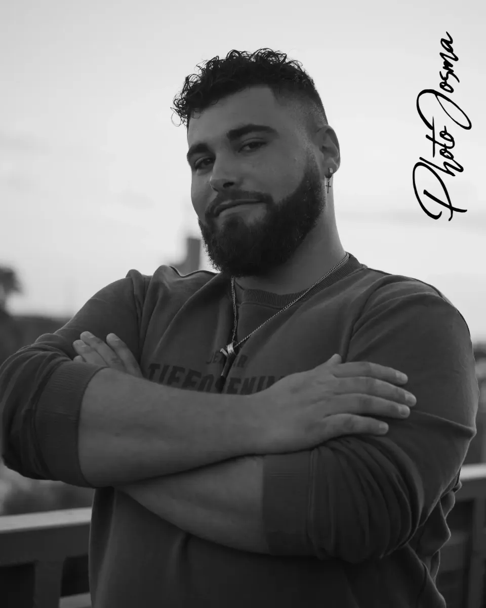 Chico mirando a cámara con luz suave y fondo desenfocado. Chico mirando a cámara con luz suave y fondo desenfocado.