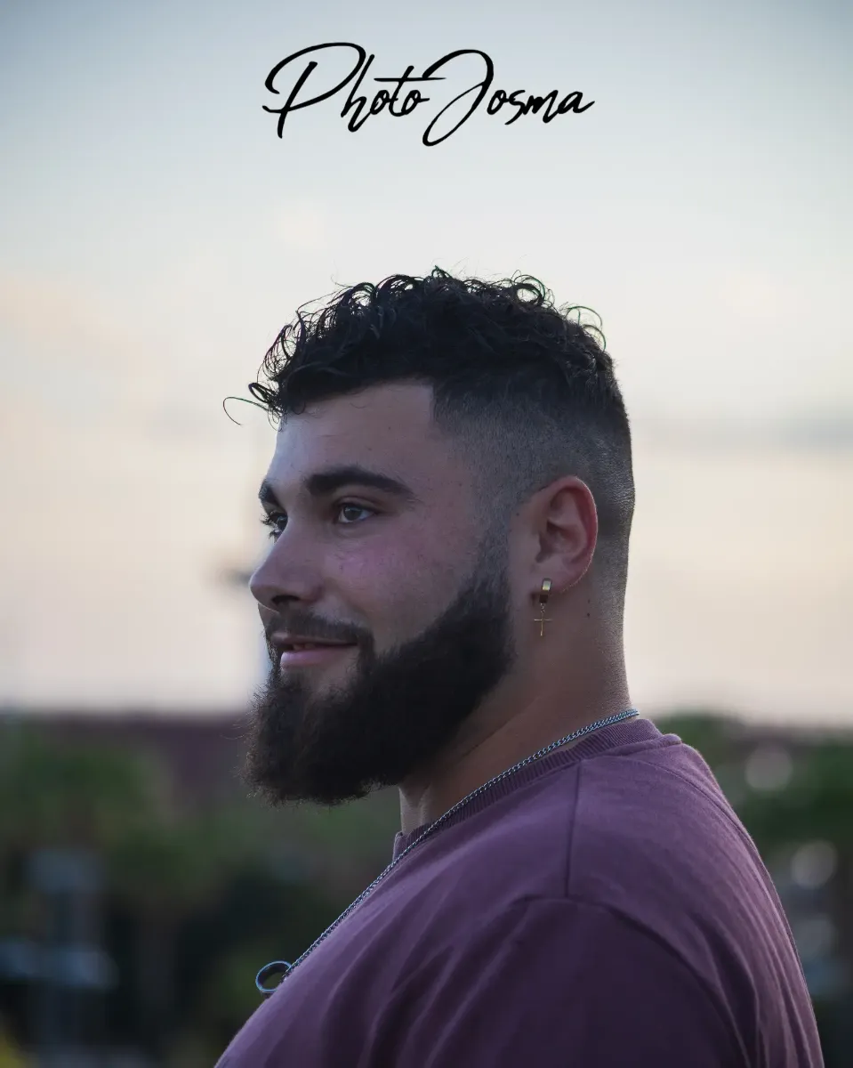 Chico viendo el paisaje con una sonrisa Chico viendo el paisaje con una sonrisa