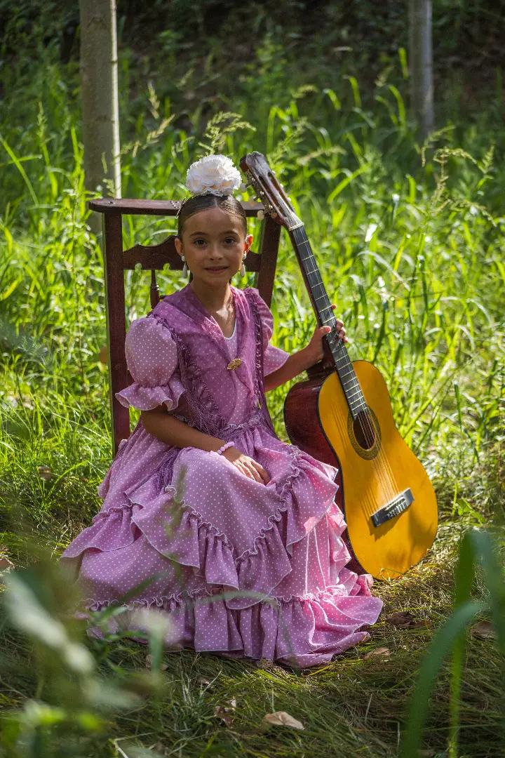 Fotógrafo Almería Granada - Retrato Individual Infantil de Flamenca con Naturalidad Fotógrafo de Retratos Naturales en Almería y Granada - Retrato individual auténtico de niña vestida de flamenca con guitarra en entorno natural