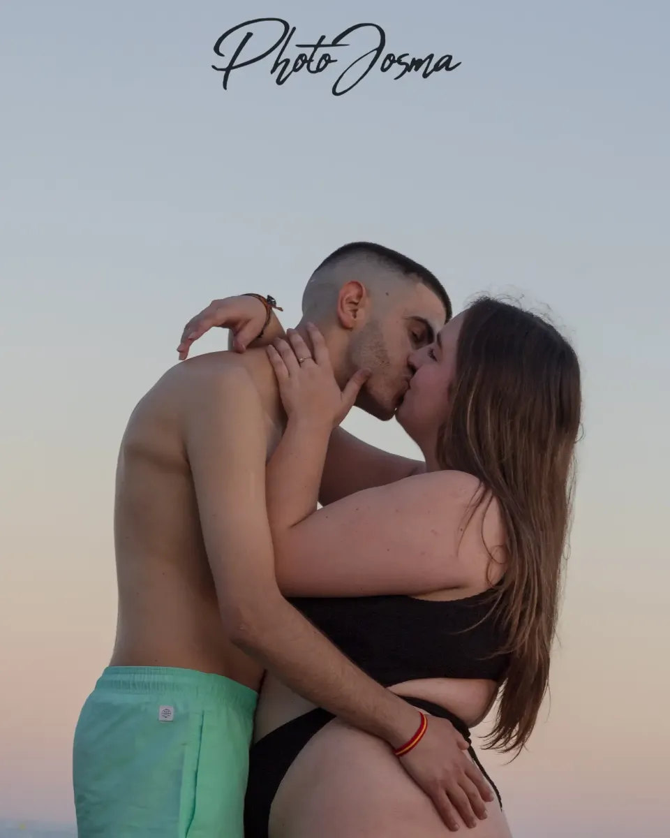 Pareja abrazada en atardecer dorado (tonos cálidos). Pareja abrazada en atardecer dorado (tonos cálidos).